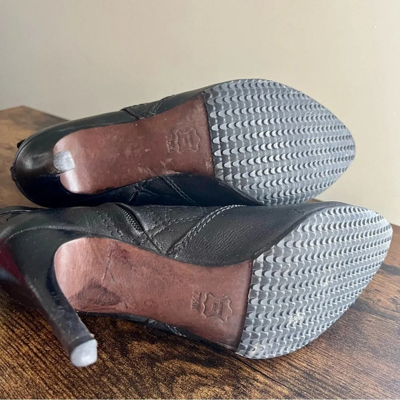 ⭐️HOST PICK⭐️| Tory Burch| Black Quilted Ankle High Heeled Booties Size 7.5 - Picture 3 of 5